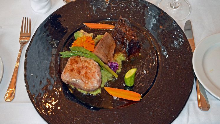 Der Hauptgang: Dreierlei vom Kalb mit Kartoffelsteinpilpüree und Mini-Gemüse