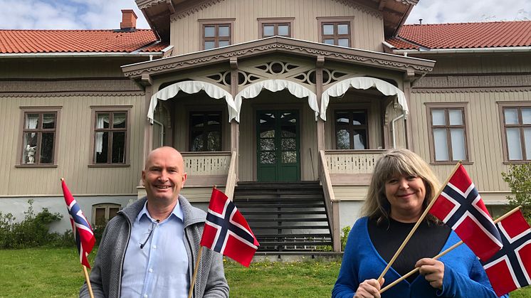 - Del dine 17. mai-minner med museet, oppfordrer Sven Inge Sunde og Mona Pedersen i Anno - Museene i Hedmark, her utenfor Kvinnemuseet i Kongsvinger. (Foto: Mona Holm/Anno)