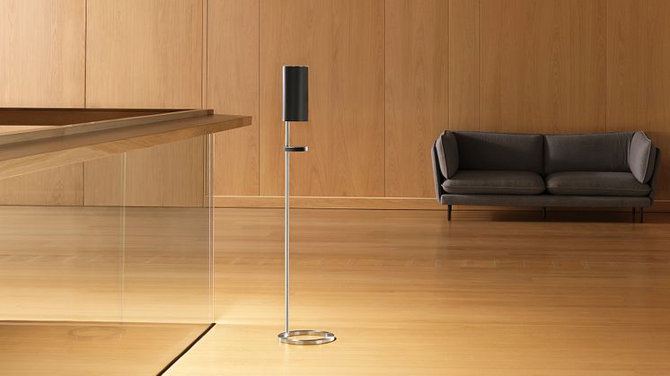 LINKs designsjef Torben Madsen viderefører Arne Jacobsens designprinsipper i den nye VOLA spritdispenseren. Foto: VOLA.