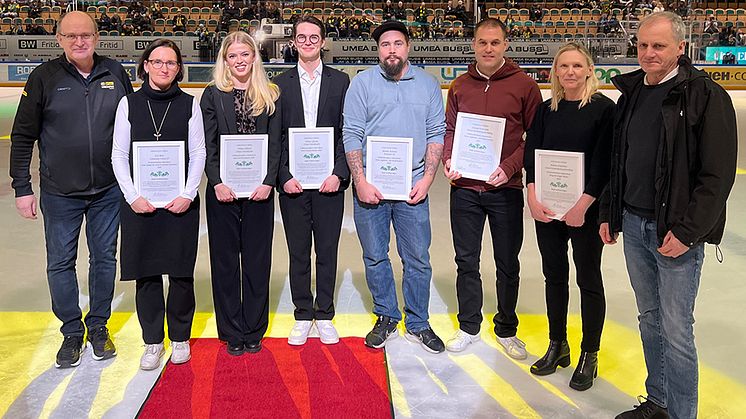 Från vänster: Ari Leinonen ordförande i fritidsnämnden, Eva Moe, Wilma Edlund, Viktor Edlund, Jimmie Bylund, Samuel Eriksson, Helena Engdelius och Lennart Arvidsson ledamot i fritidsnämnden.