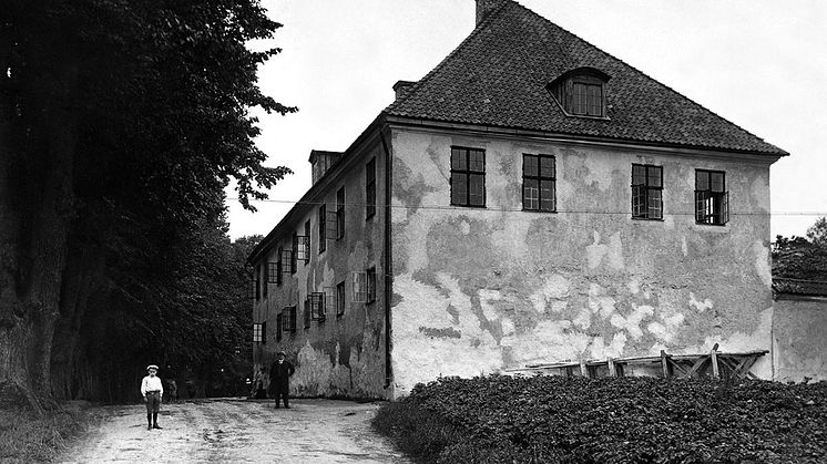 Utanför korrektionshuset på Nyköpingshusområdet, ca 1900.