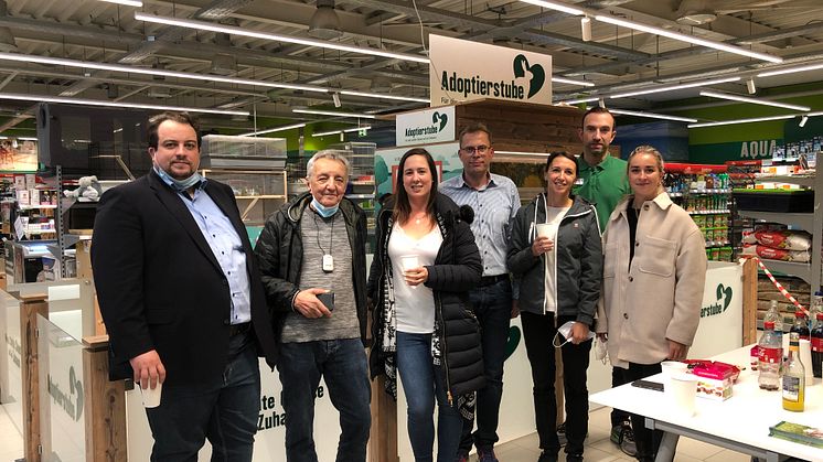 v.l.: Johannes Saal (Tierheim (TH) Schwebheim). Wolfgang Friedl (Dt. Tierschutzbund LV Bayern), Kristin Schlembach (TH), Dirk Winter (Fressnapf Mainfranken GmbH), Christina Hermann (TH), Roman Häntsch (Marktleiter), Dr. Romy Zeller (Tierschutzbund)).