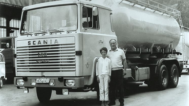 Christine Kissel-Kästner mit Vater Theo Kissel vor dem ersten V8 der Spedition 1969, einem 140er.