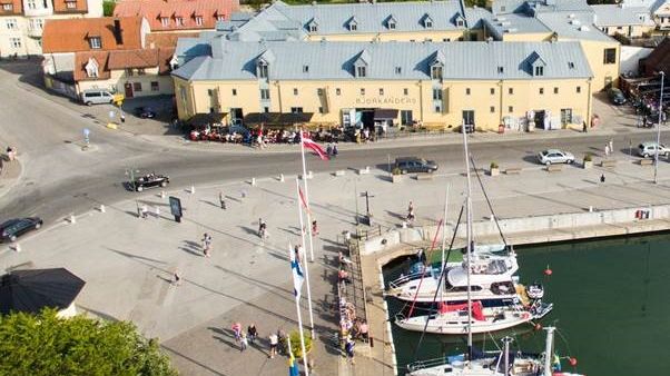 Joda Bar & Kök på bästa läge i hamnen på Skeppsbron 24 i Visby
