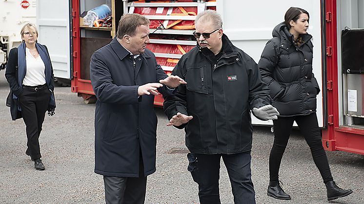 I dag besökte statsminister Stefan Löfven MSB. Här ses han i samtal med MSB:s Bert Solberg som berättar om myndighetens förstärkningsresurser.