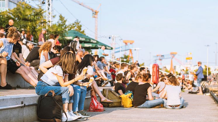 Gespanntes Publikum beim Kieler Bootshafensommer