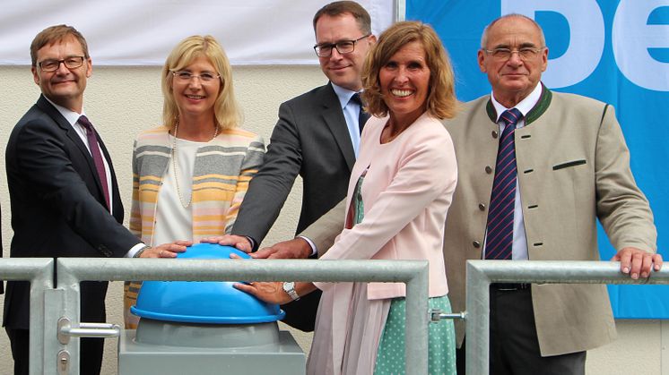 Bayernwerk-Vorstandschef Reimund Gotzel, Umweltministerin Ulrike Scharf, Uniper-Direktor Dr. Klaus Engels, Bürgermeisterin Barbara Angermaier und Fischereiverbandspräsident Franz Geiger (v.l.n.r.), drücken den symbolischen Startknopf.