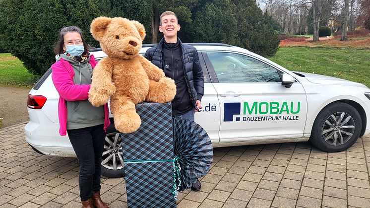 Kerstin Stadler und Jannis Noha freuen sich über die gelungene Überraschung