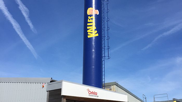 En av Kungshamns stoltheter, Kalles skorsten vid ingången till Orkla Foods Sveriges anläggning på Hagaberg.