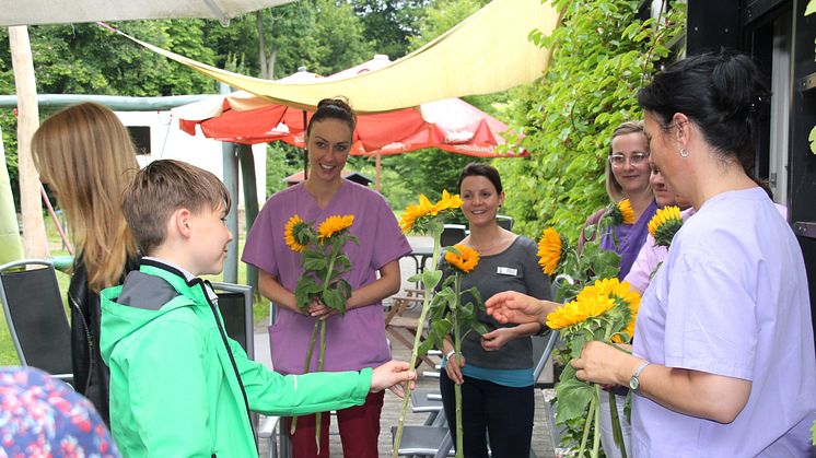 Oberschule Liebertwolkwitz ist „GenialSozial“: Sonnenblumen und Spenden für Bärenherz