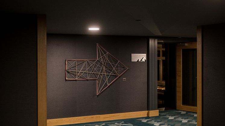 Vägvisare gjord av klätterrep på HUUS Hotel, Gstaad, designat at Stylt Trampoli