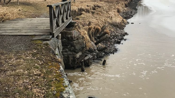 Ett mindre jordskred har inträffat på norra sidan av Göta kanal direkt öster om Tegelbrukets sluss. 