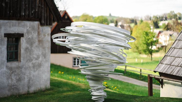 PurplePath_ TwisterAgain_Skulptur vor Wiese_quer_FotoErnestoUhlmann.jpg