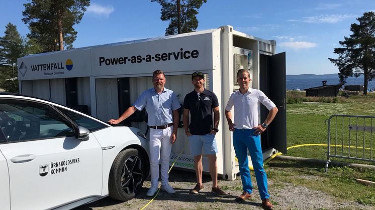 Nu går det att ladda sin elbil i Gullvik. På bilden: Kommunalråd Per Nylén, Joel Libell Höga Kusten Destinationsutveckling, Robert Lindström projektledare för Vattenfall Eldistribution.