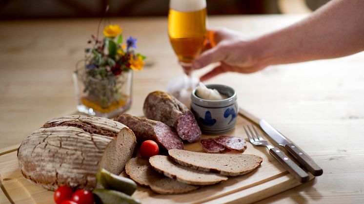 Hessen: Ahle Wurscht mit Brot © GrimmHeimat / Paavo Blafield