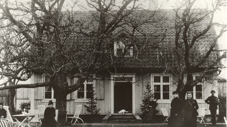 Krusenstiernska gården omkring sekelskiftet 1900. Här syns Hermina, systern Ebba, Lina, Hulda, drängen Oskar och den vita katten. De skapade möjligheten för oss att besöka gården idag. Foto: Kalmar läns museum