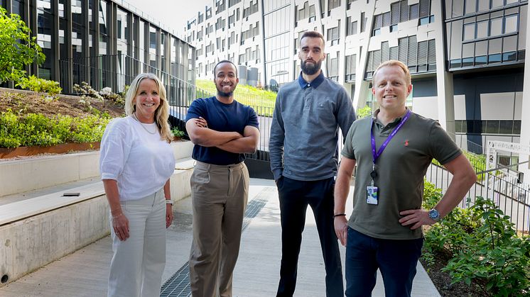 Fra venstre: Camilla Forberg, merkevare- og markedsdirektør i Telia Norge, Ismail Bashir og Mudassar Mehmood fra Mortensrud Fellesskap, og Audun Bryn, sponsoransvarlig i Telia Norge. Foto: Eivor Eriksen