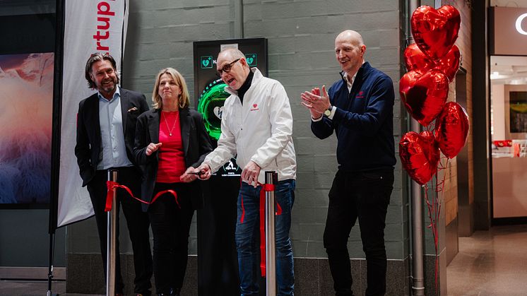 Invigning av nya hjärtstartare i Nordstan. Från vänster Patrik Ripadal, säkerhetschef Nordstan, Helena Lindqvist, vd Nordstan, Thomas Ravelli, ambassadör Hjärtuppropet och Niklas Waldenström, projektledare Hjärtuppropet.