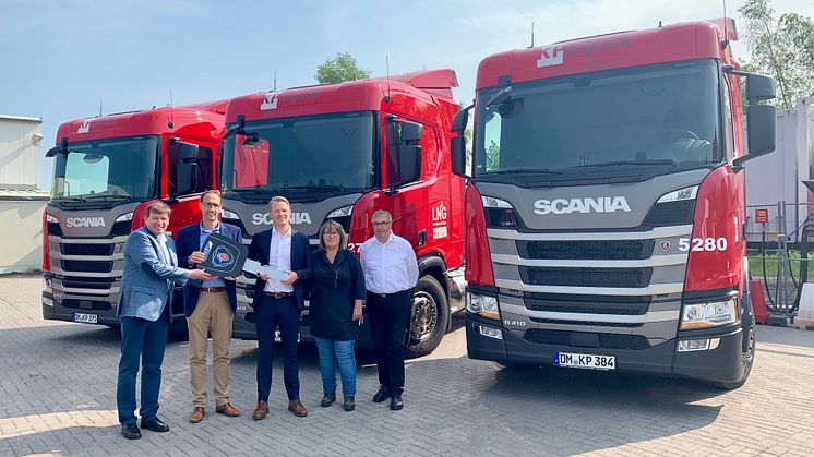 Die Auslieferung der ersten von insgesamt 100 LNG Scania an KP Logistik hat begonnen.