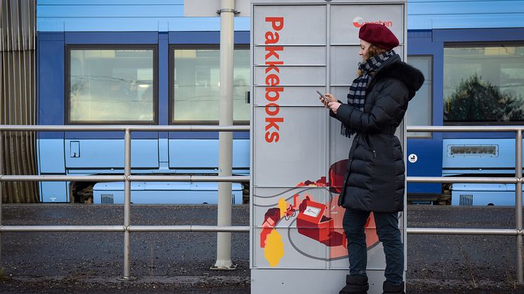 Pakkeboks vil bli utlevert blant annet på steder der folk ferdes ofte, som på trikkeholdeplasser. Foto: Birger Morken