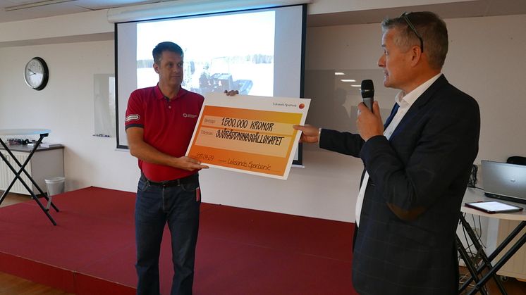 Bo Liljegren, VD på Leksands Sparbank, lämnar över 1 5000 000 kronor till Sjöräddningssällskapet som nu etablerar sig vid Siljan och Runn.