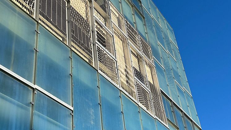 Den 2 400 kvm stora fasaden på Mobilitetshuset Hyllieäng består av återbrukat material.
