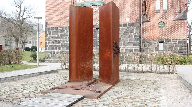 Das Mahnmal neben der Hephata-Kirche erinnert an die Ermordung von Bewohner*innen in der NS-Zeit. 