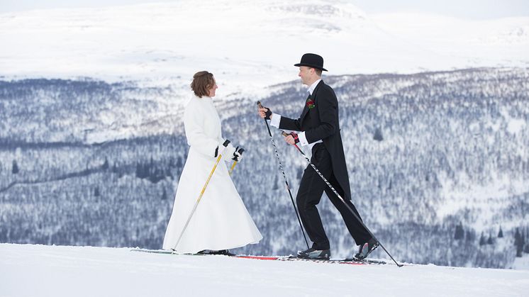 Sagobröllop förgyllde Ramundberget " Sa ja på 1000 meters höjd, åkte pistmaskin för nygifta "