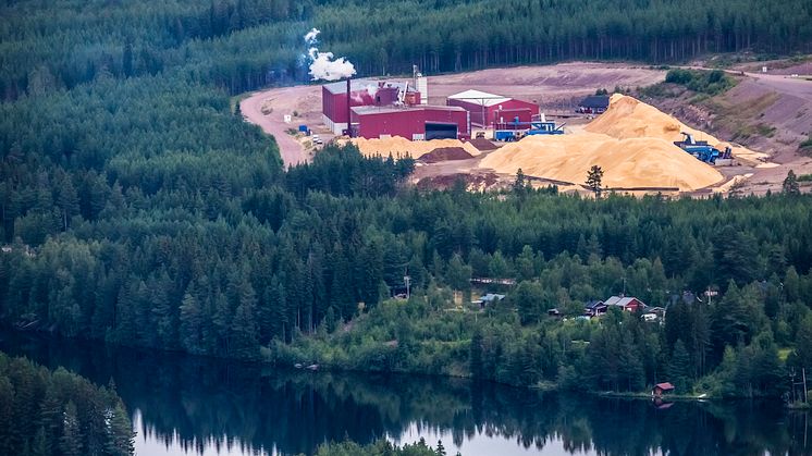 I dag är det 15 år sedan produktionen av pellets startade i fabriken och än idag tillverkas biobaserat bränsle i nordvästra Dalarna. Foto: Tomas Wiklund