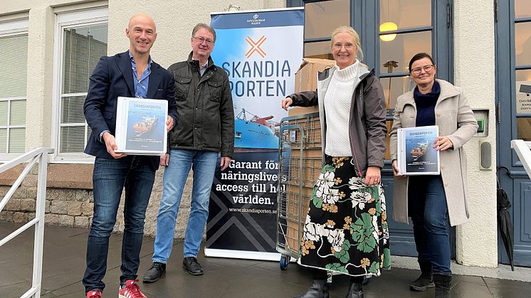 Miljökonsekvensbeskrivningen klar för inlämning och prövning av Mark-och miljödomstolen. Fr v: Patrik Benrick, pl SFV, Jan Andersson, pl Kristina Bernstén, miljöingenjör GHAB, Maria Paijkull Front advokater Bild: Göteborgs Hamn AB.