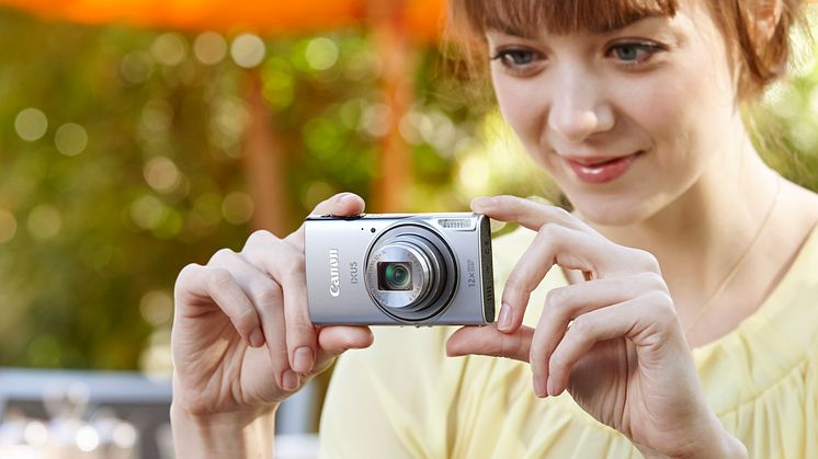 IXUS 275 HS Lifestyle Silver Crop