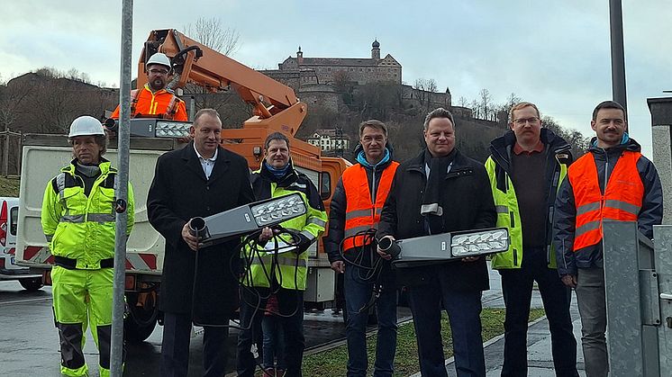 Zum Endspurt der Umrüstung der Kulmbacher Straßenbeleuchtung auf LED nahmen u. a. Kulmbachs Oberbürgermeister Ingo Lehmann (3.v.r.) und Markus Seidel (1.v.r.), Leiter des Bayernwerk Kundencenters Kulmbach, die neuen LED-Leuchten in Augenschein.