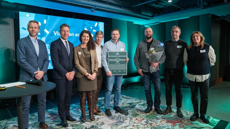 Fra venstre: Juryleder Dag Tønder, olje- og energiminister Terje Aasland (Ap), daglig leder i Grønn Byggallianse Katharina Th. Bramslev, Team Pirsenteret (Rolf O. Svendsen, Morten Foss, Frank Halvorsen, Jan Kotsbakk og Anette Vinje)