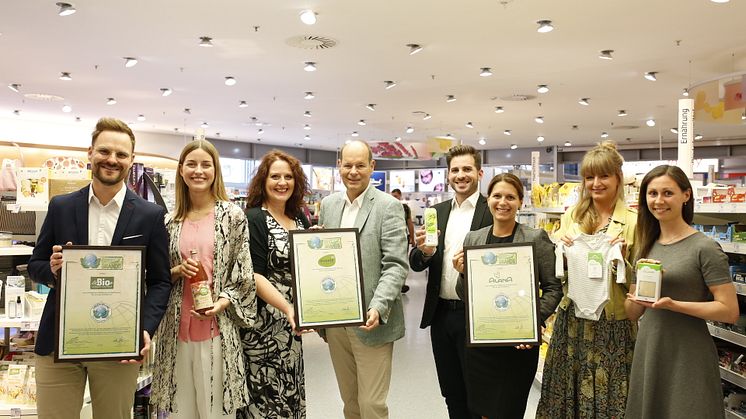 Nobert Lux (Mitte), CEO Green Brands, überreicht die Auszeichnungen zur „GREEN BRAND Germany“ an (v.l.n.r.) Christian Kluge, Marlene Jonas, Stefanie Schönherr, Alexander Diefenbacher, Elena de Punzio, Kerstin Rühl und Nina Zikmund