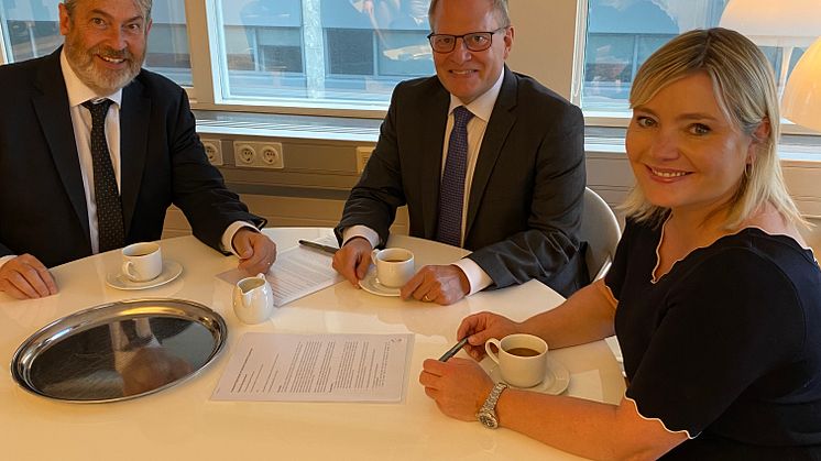 Pär Ahlberger, Ulf Hammarström och Lilja Dögg Alfre∂sdóttir vid signeringen av samarbetsavtalet mellan Sverige och Island.