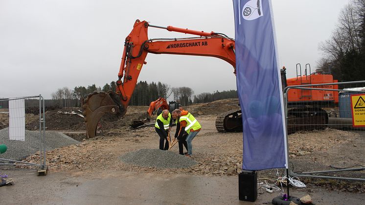 Jan Persson Kilenkrysset, Gunilla Lindstedt Nykvarns kommun och Jörgen Larsson distriktschef Skanska tar det första spadtaget.