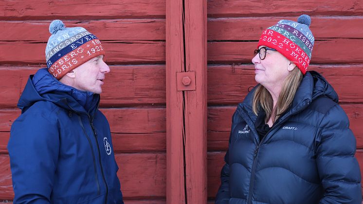 Vasaloppets nya jubileumsmössa, designad av Nygårds Anna Bengtsson och tillverkade av restgarn i Sverige, ska ses som hyllning till kontrollerna och funktionärerna som alla tillsammans utgör Vasaloppet..