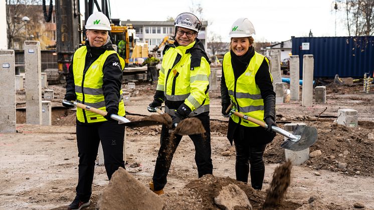 Från vänster: Charlotte Björklund, förvaltare på Willhem, Magnus Grude, arbetschef på Serneke och Barbora Danese Pohorela, projektchef på Willhem. Foto: Willhem