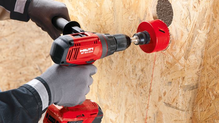 Hilti SF 6-A22 batteridrill som borer med hulbor i sponplate