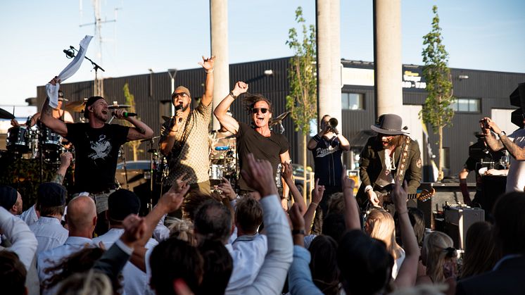 Petter Stordalen och Hoffmaestro på scen.