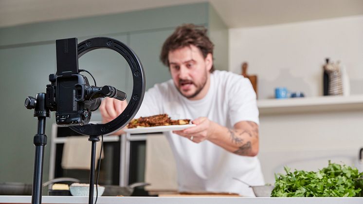 EOS R50_lifestyle-selfie-shooting-food-set-up