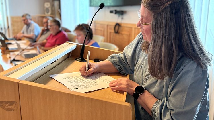 Kristina Åhl, ordförande i kommunfullmäktige i Överkalix kommun, signerar Borgmästaravtalet