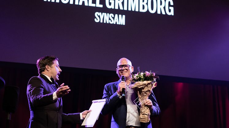 Michael Grimborg tar emot priset som Sveriges Bästa Marknadschef, kategori Optiker. Foto: Pax Engström 