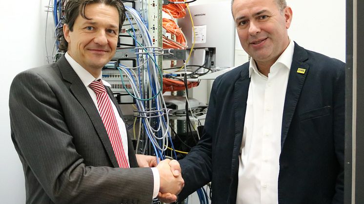 Frank Geltinger von Deutsche Glasfaser reicht Thomas Arnold vom Umzugslogistiker Arnold & Hanl die Hand - gemeinsam geht es Richtung Zukunft mit dem einzig echten Glasfasernetz