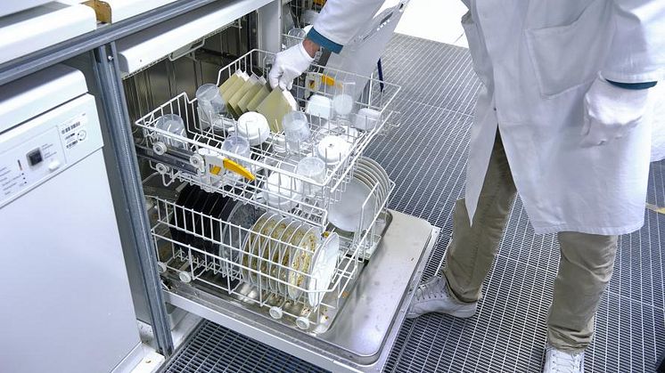 Den smutsiga disken placeras i laboratoriets diskmaskiner.