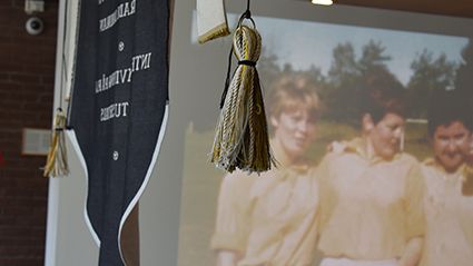 Vems hand är det som gör? Konsthantverkaren Frida Hållander disputerar på Konstfack.