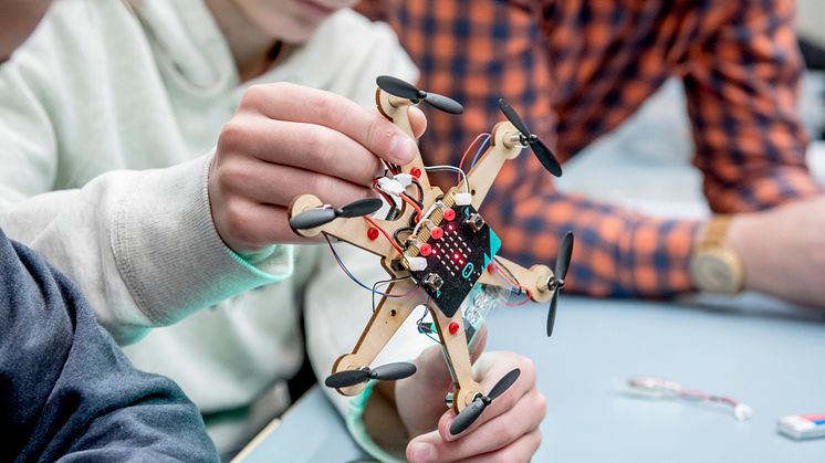 Vitensenterforeningen og Lær Kidsa Koding får kr 19,95 mill. fra Sparebankstiftelsen DNB for å implementere klassesett egnet for programmeringsforståelse ved landets grunnskoler.