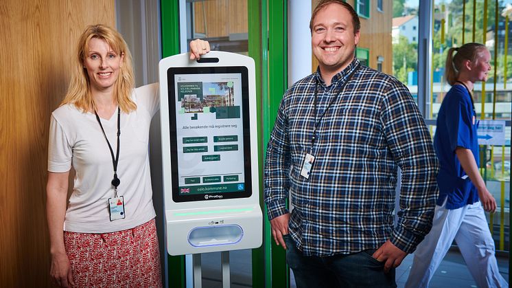 Institusjonssjef hos Solfjellshøgda Helsehus i Oslo kommune, Irene Gynnild Ponton og Kai Inge Gram Solheim, prosjektleder digitalisering og velferdsteknologi, er godt fornøyd med den valgte Digitale HelseVert-løsning fra Procon Digital.