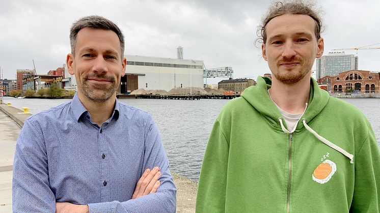 Fabian Lorig och Sergei Dytckov vill veta om fler som bor på landet skulle vilja ta bussen om en taxi till hållplatsen skulle ingå i biljetten.