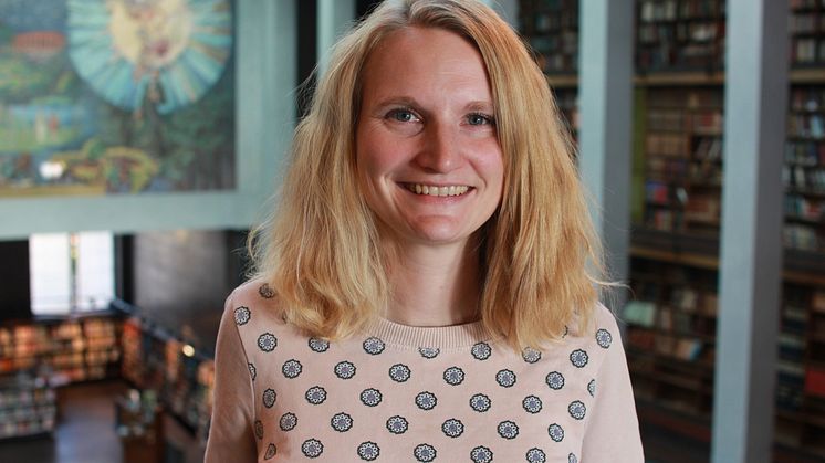 Frivillig: Silje Bjerke,  en av Norges beste kvinnelige sjakkspillere, har gjort sjakk til en attraktiv møteplass på Deichman. 